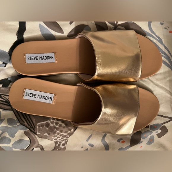 BRAND NEW IN BOX Steve Madden Karolyn Slides Sandals GOLD Metal Size 9 comfy - Picture 2 of 12